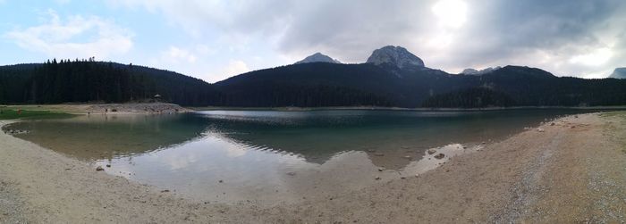 Panoramic view of lake and mountains against sky