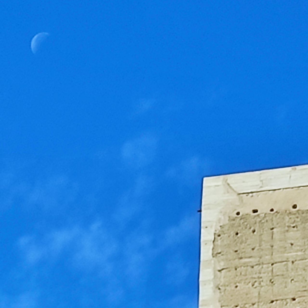 LOW ANGLE VIEW OF BLUE BUILDING AGAINST SKY