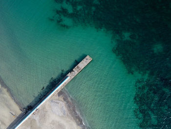 Beach and waves from top view. turquoise water background from top view.