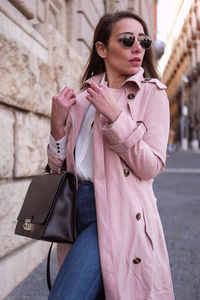 Young woman wearing sunglasses in city