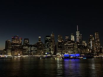 Night view of manhattan skyline from brooklyn park 