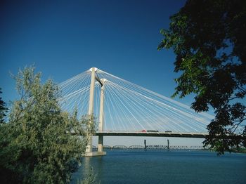 Close-up of the cable bridge