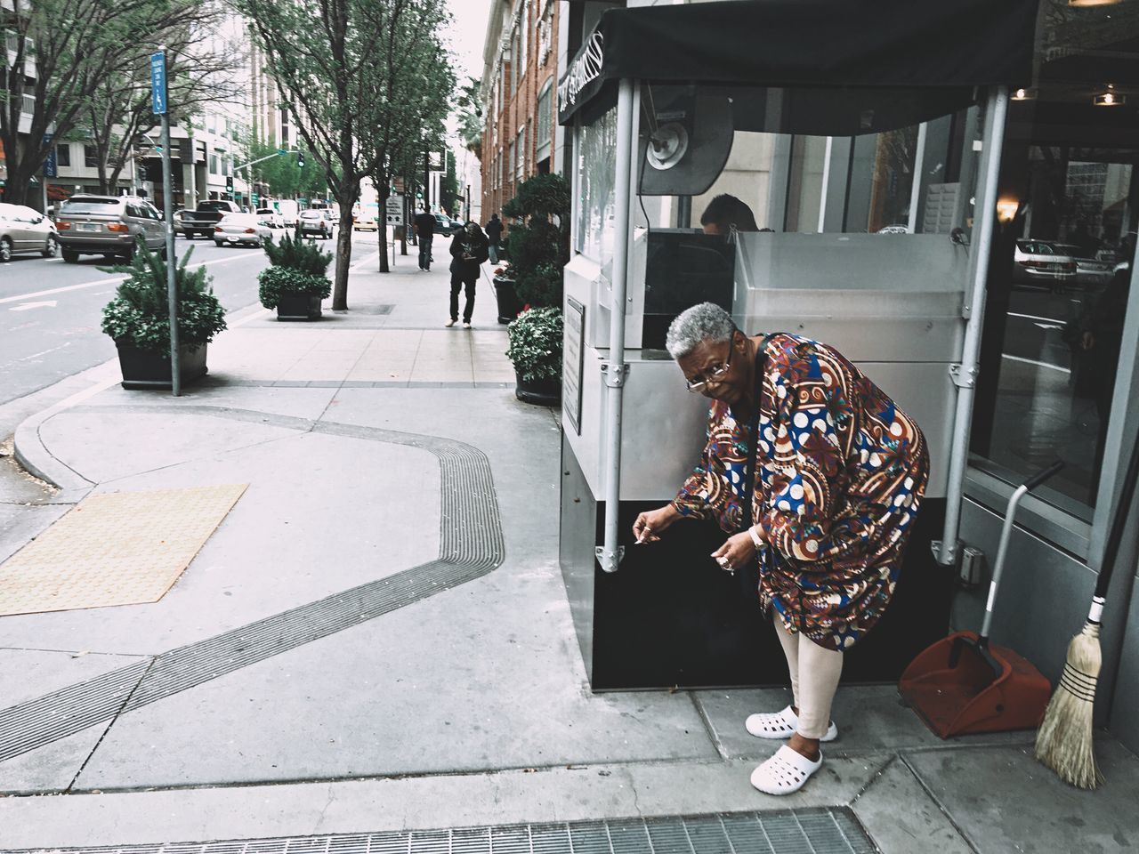 person, building exterior, city, lifestyles, street, city life, men, walking, architecture, incidental people, leisure activity, tree, built structure, sunlight, rear view, medium group of people, sidewalk, day, large group of people