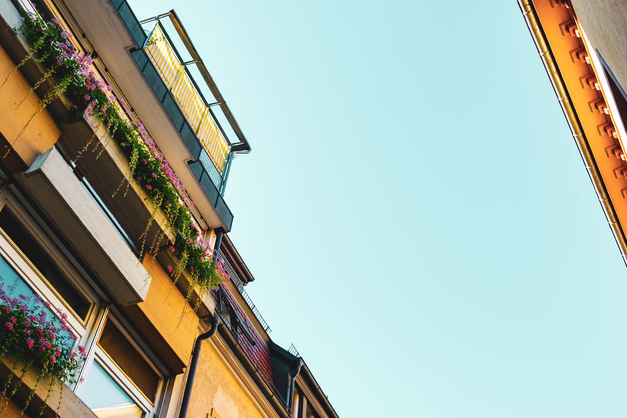 LOW ANGLE VIEW OF BUILDING AGAINST CLEAR BLUE SKY