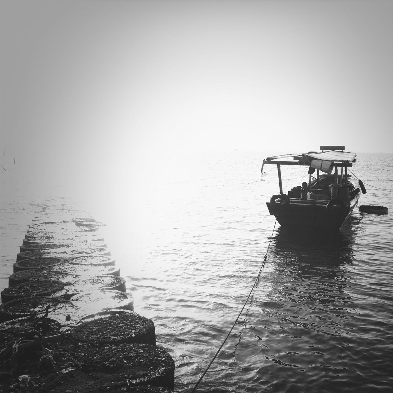 water, sea, clear sky, nautical vessel, copy space, tranquil scene, tranquility, horizon over water, transportation, boat, scenics, mode of transport, waterfront, nature, beauty in nature, rippled, pier, sky, outdoors