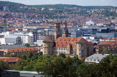 Ansicht auf das alte schloss in stuttgart. dahinter  erheben sich die türme der stiftskirche. 