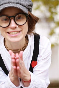 Portrait of smiling young woman wearing hat