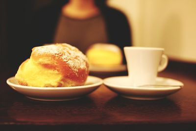 Close-up of bread in bowl on table