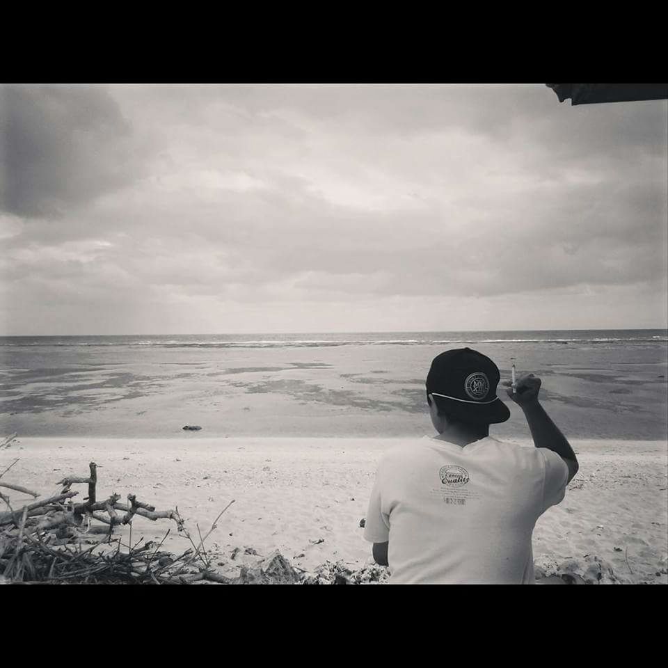 sky, sea, water, rear view, beach, one person, land, real people, horizon, horizon over water, cloud - sky, nature, leisure activity, lifestyles, photography themes, men, waist up, standing, outdoors