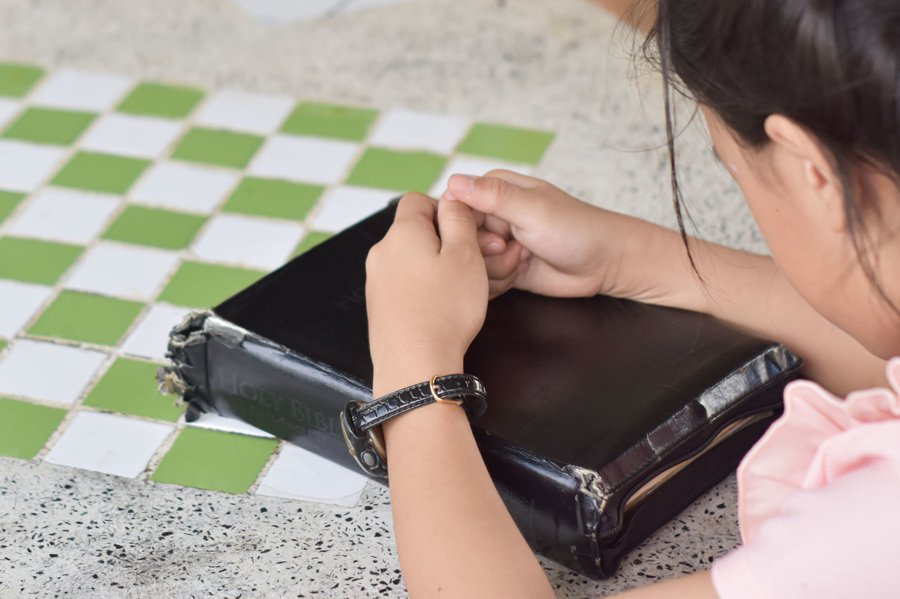 HIGH ANGLE VIEW OF WOMAN HAND USING MOBILE PHONE