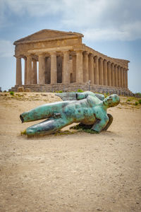 Statue of historical building against cloudy sky