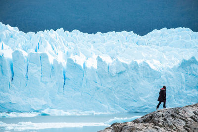 People against glacier and mountain range