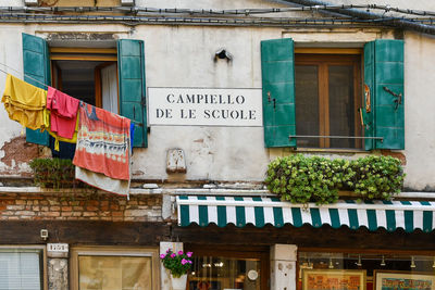 Street sign of campiello de le scuole square in the jewish ghetto of venice, dating from 1516