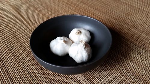 Close-up of garlic in bowl