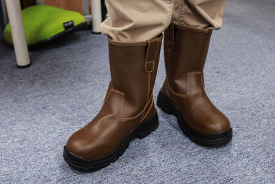 Workers use brown boots, these safety shoes are made of leather