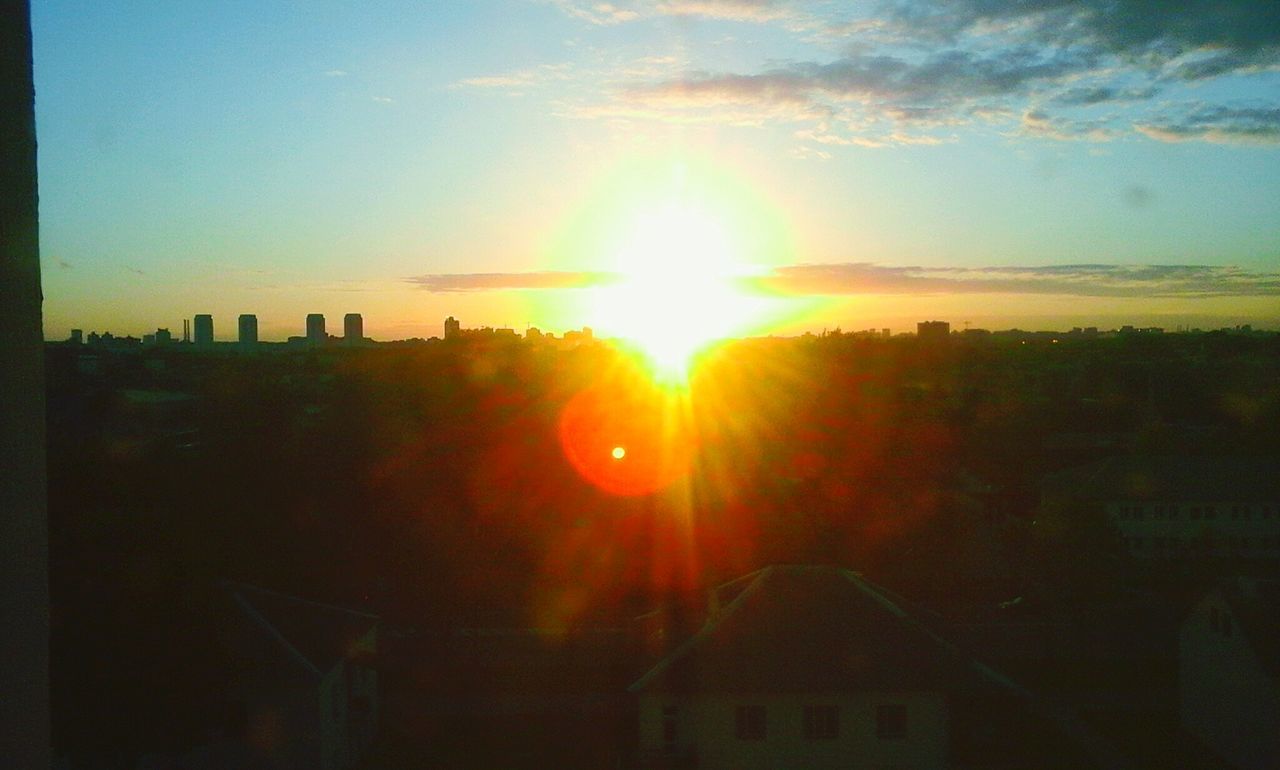 sunset, sun, silhouette, sunbeam, sunlight, sky, orange color, lens flare, beauty in nature, scenics, building exterior, tranquility, tranquil scene, built structure, nature, architecture, landscape, cloud - sky, idyllic, outdoors