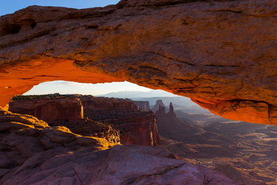 Iconic tourist attraction mesa arch in canyonlands national park, utah, at sunrise