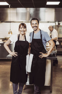 Porträtt av par som driver restaurang