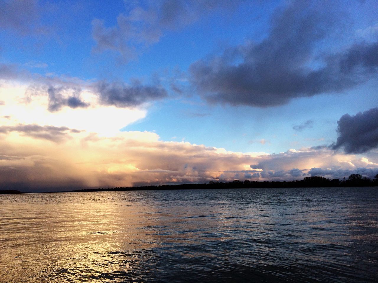 water, waterfront, sky, tranquil scene, scenics, tranquility, beauty in nature, cloud - sky, sea, nature, sunset, rippled, cloud, cloudy, idyllic, reflection, sunlight, outdoors, no people, lake