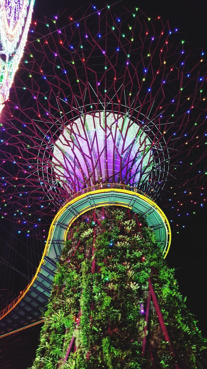 LOW ANGLE VIEW OF ILLUMINATED FERRIS WHEEL AGAINST SKY AT NIGHT