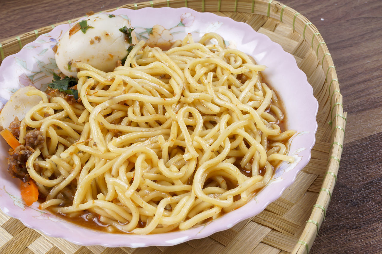 HIGH ANGLE VIEW OF PASTA IN PLATE ON TABLE