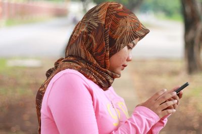 Muslim women with technological advances. now mobile phones make a lot of work easier 
