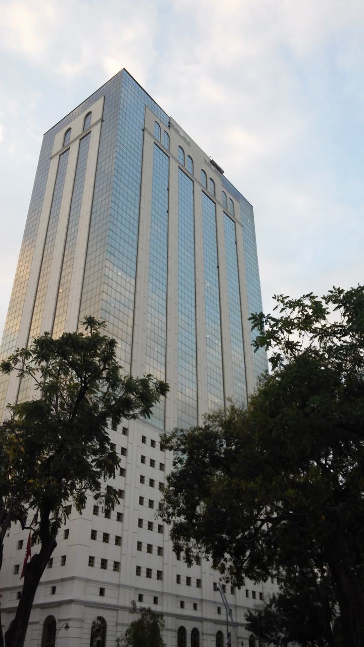 LOW ANGLE VIEW OF MODERN BUILDING AGAINST SKY