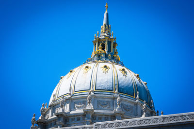 Exterior shot outside of san francisco city hall