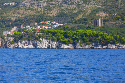 Scenic view of sea against mountain