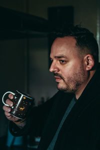 Portrait of mid adult man holding cup of coffee 