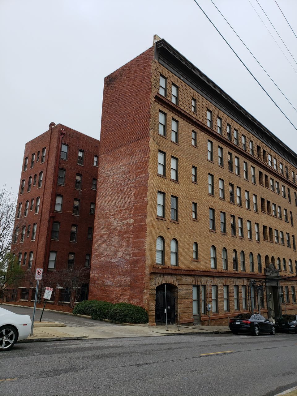 LOW ANGLE VIEW OF BUILDINGS AGAINST SKY