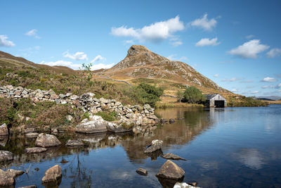 Pared y cefn-hir mountain and cregennan lake during autumn in the snowdonia national park, dolgellau