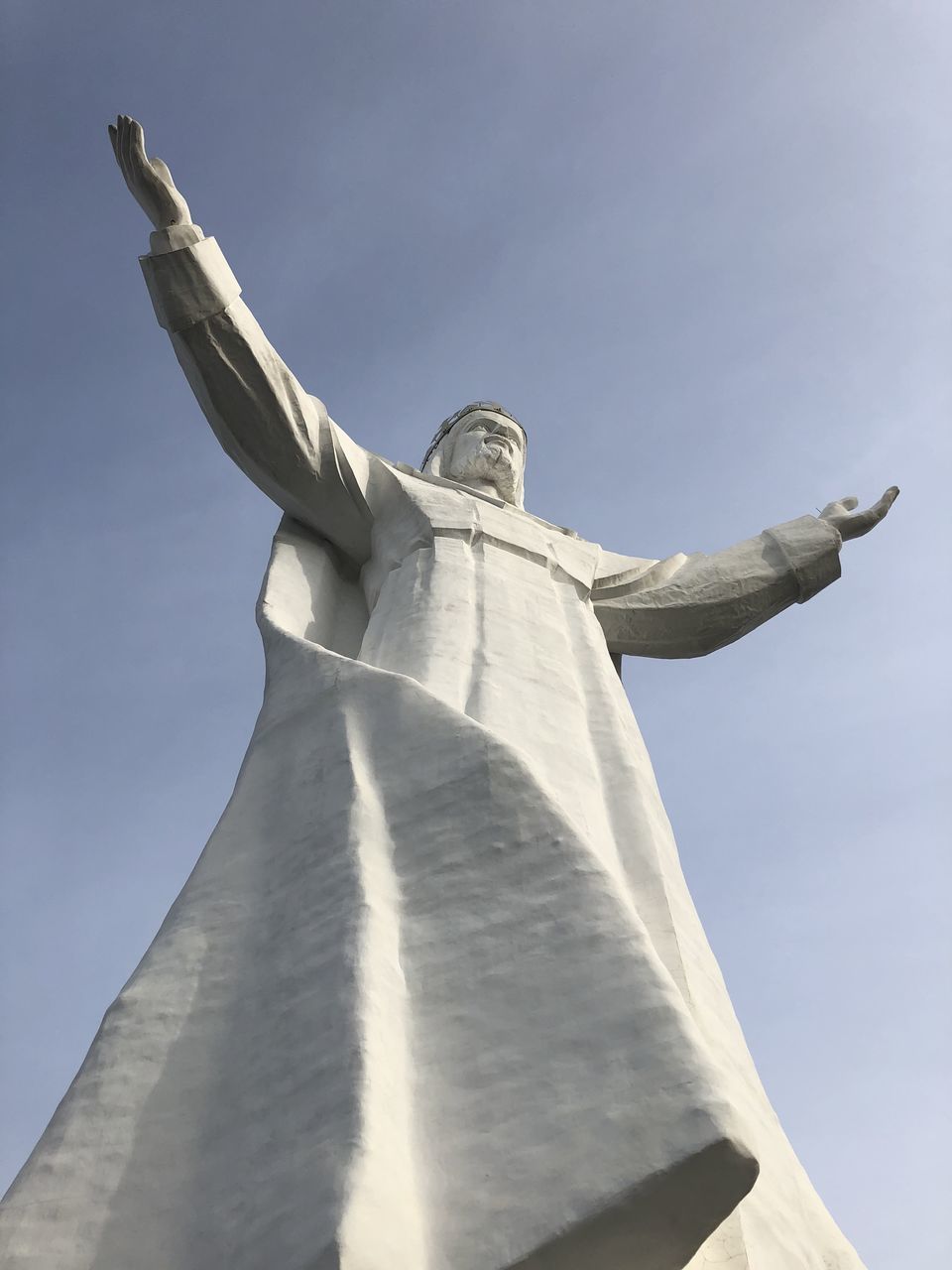 LOW ANGLE VIEW OF STATUE AGAINST TEMPLE