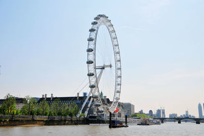 Photo of london eye ferris wheel on the thames river in london, england