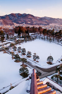 Snowy aizu wakamatsu tsuruga castle garden in and snow mountain in winter, japan 