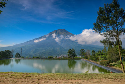 Kledung lake with sumbing mount background