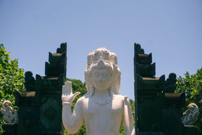 Statue of cemetery against sky