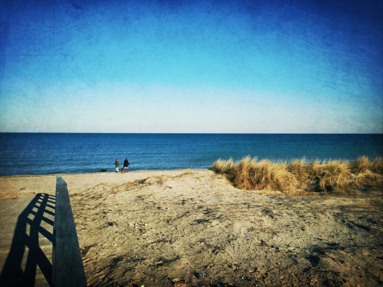 sea, horizon over water, beach, water, shore, blue, tranquil scene, clear sky, tranquility, scenics, beauty in nature, copy space, sand, nature, sky, idyllic, sunlight, incidental people, vacations, day