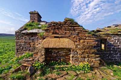 Old ruin building against sky