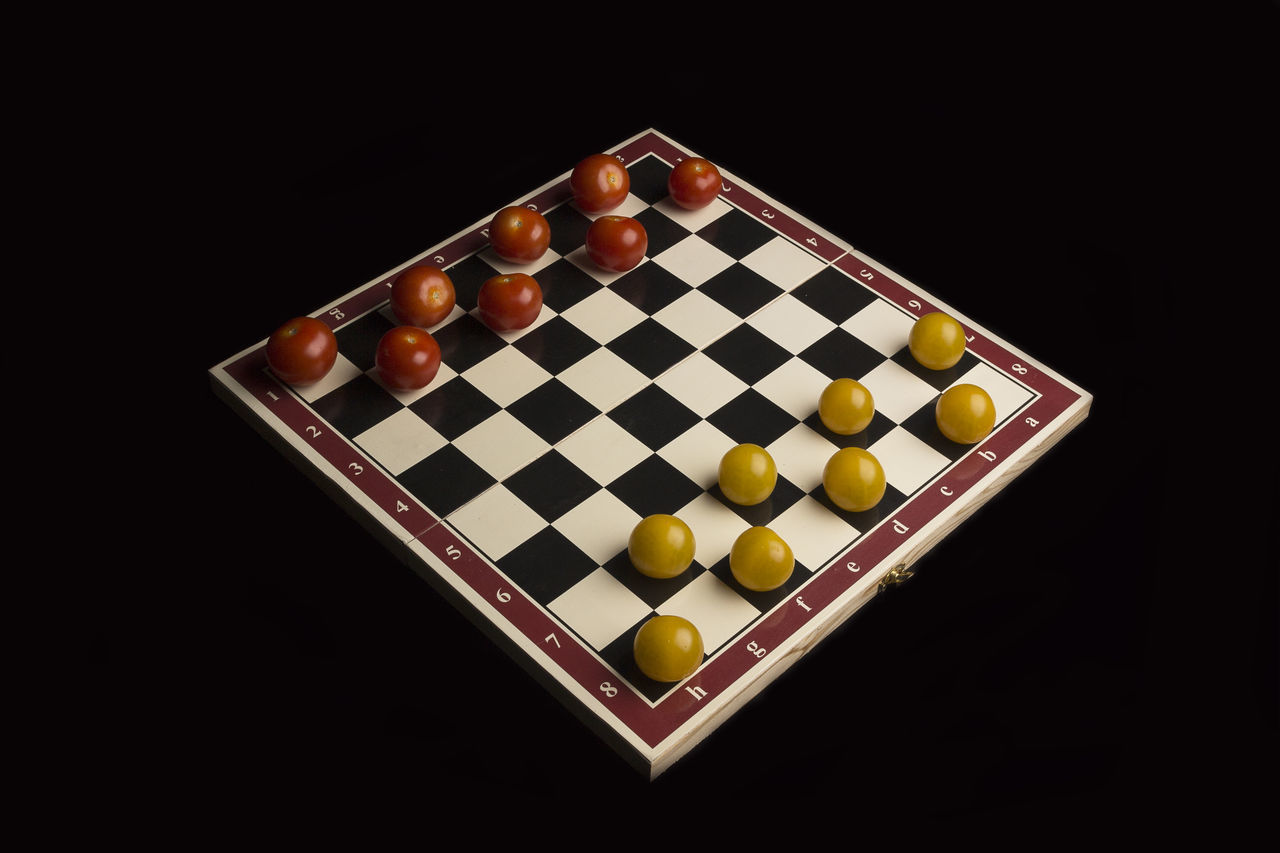 HIGH ANGLE VIEW OF CHESS PIECES ON TABLE
