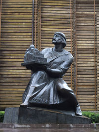 Monument to the grand duke of kyiv yaroslav wise located at golden gate. sculptor ivan kavaleridze.