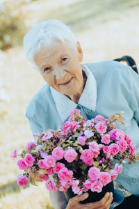 Portrait of young woman holding bouquet