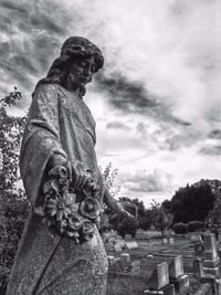statue