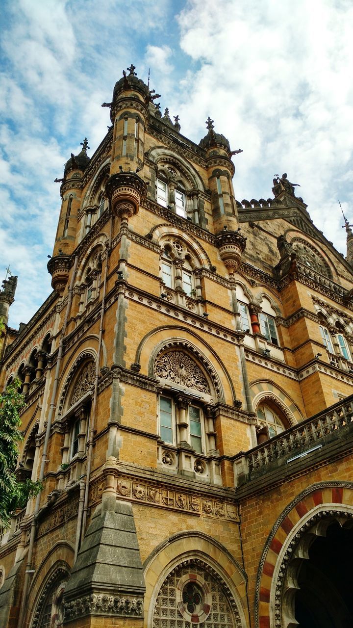 architecture, building exterior, built structure, place of worship, low angle view, religion, church, spirituality, sky, cathedral, cloud - sky, facade, travel destinations, history, famous place, arch, travel, ornate