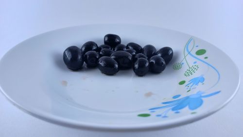 Pictures of black olives in a dish