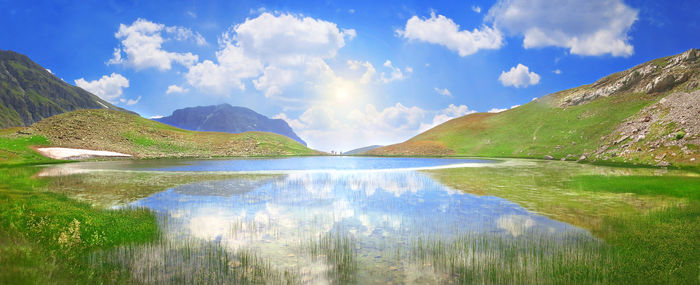 Panoramic view of lake and mountains against sky
