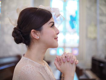 Close-up portrait of young woman looking away