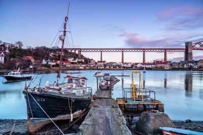 North queensferry waterfront with view at forth bridge