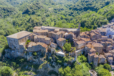 Aerial view of the medieval town of sorano in the province of grosseto on the hills of the tuscan