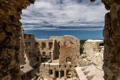 Old ruin building against cloudy sky castle ogrodzieniec poland polen